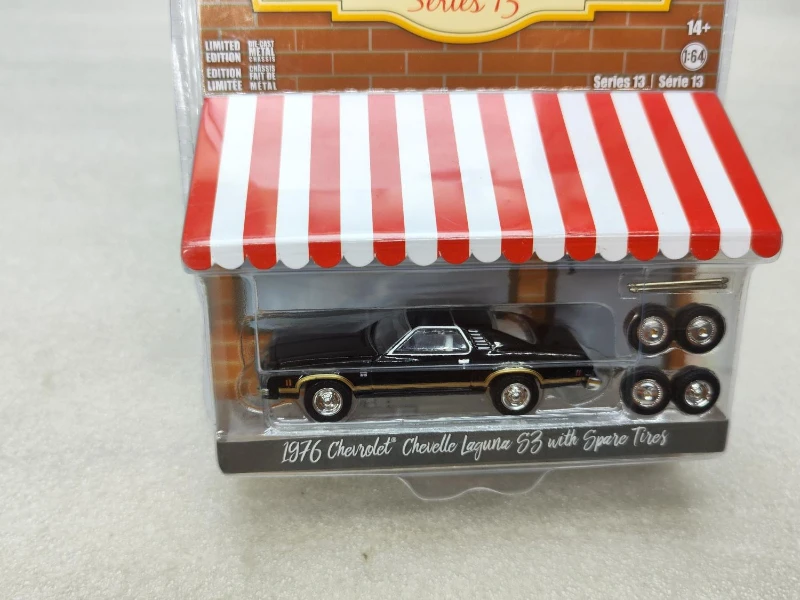 1:64 1976 Chevrolet Chevelle Laguna S3 with spare tire Diecast Car Metal Alloy Model Car kids toys collection gifts W43