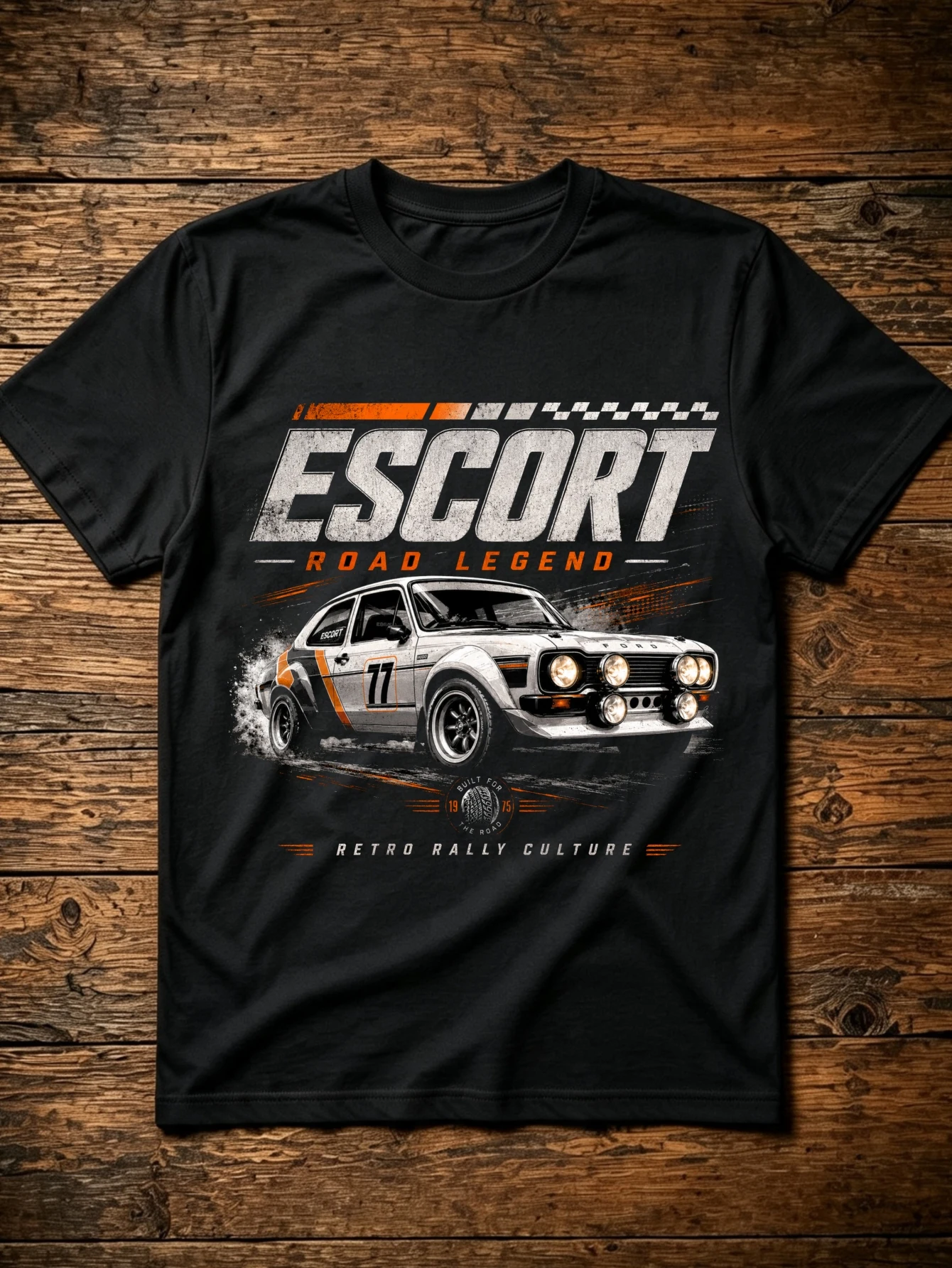 T-shirt graphique noir avec texte « ESCORT ROAD LEGEND », voiture de rallye classique blanche, graphiques de course vieillis orange et gris
