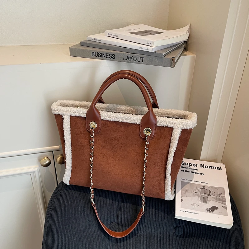 حقيبة كروس أنيقة وبسيطة للنساء تتميز بشعار فريد بلون سادة وأزياء راقية #2