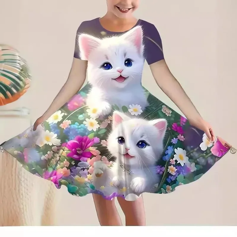 Le ragazze vestono l'abito estivo da principessa casual carino con stampa di cartoni animati colorati a maniche corte