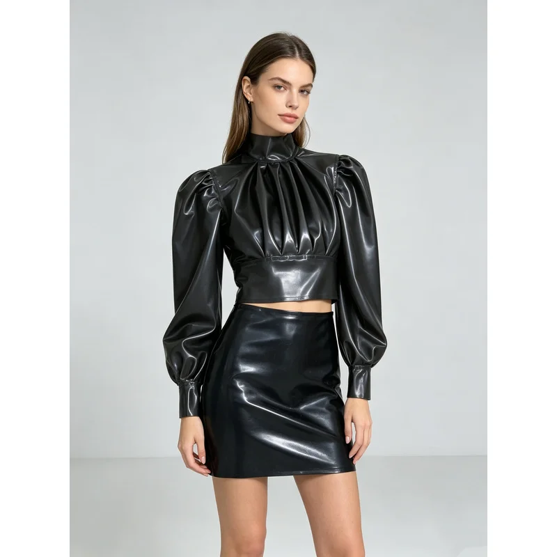 Maßgefertigtes Zweiteiler-Set aus Naturlatex für Damen: Transparentes Crop-Top mit Puffärmeln + Figurbetonter Minirock aus glänzendem Latex.