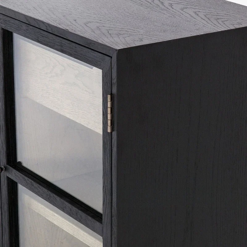 غرفة المعيشة ذات المدخل القديم والقديم، خزانة تلفزيون سوداء للتخزين على الأرض، خزانة عرض راقية