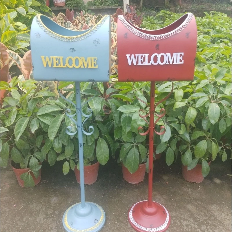 

Vintage Mailbox Flower Stand Iron Garden Planter Holder Outdoor Decorative Shelf for Patio Rust-Proof Balcony Display Rack
