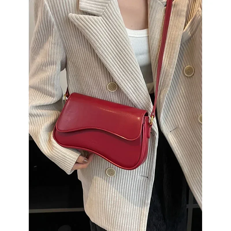 High-end textura nicho design vermelho bolsa de ombro feminino 2023 nova moda outono inverno axilas saco de casamento corrente crossbody pacote