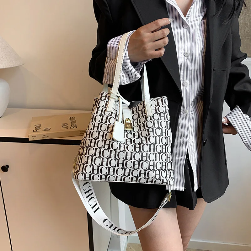 

2025 Oversized Bucket Tote Bag for Women, Large Pocket Crossbody Bag, Minimalist Chic Contrast Color Handbag Purse