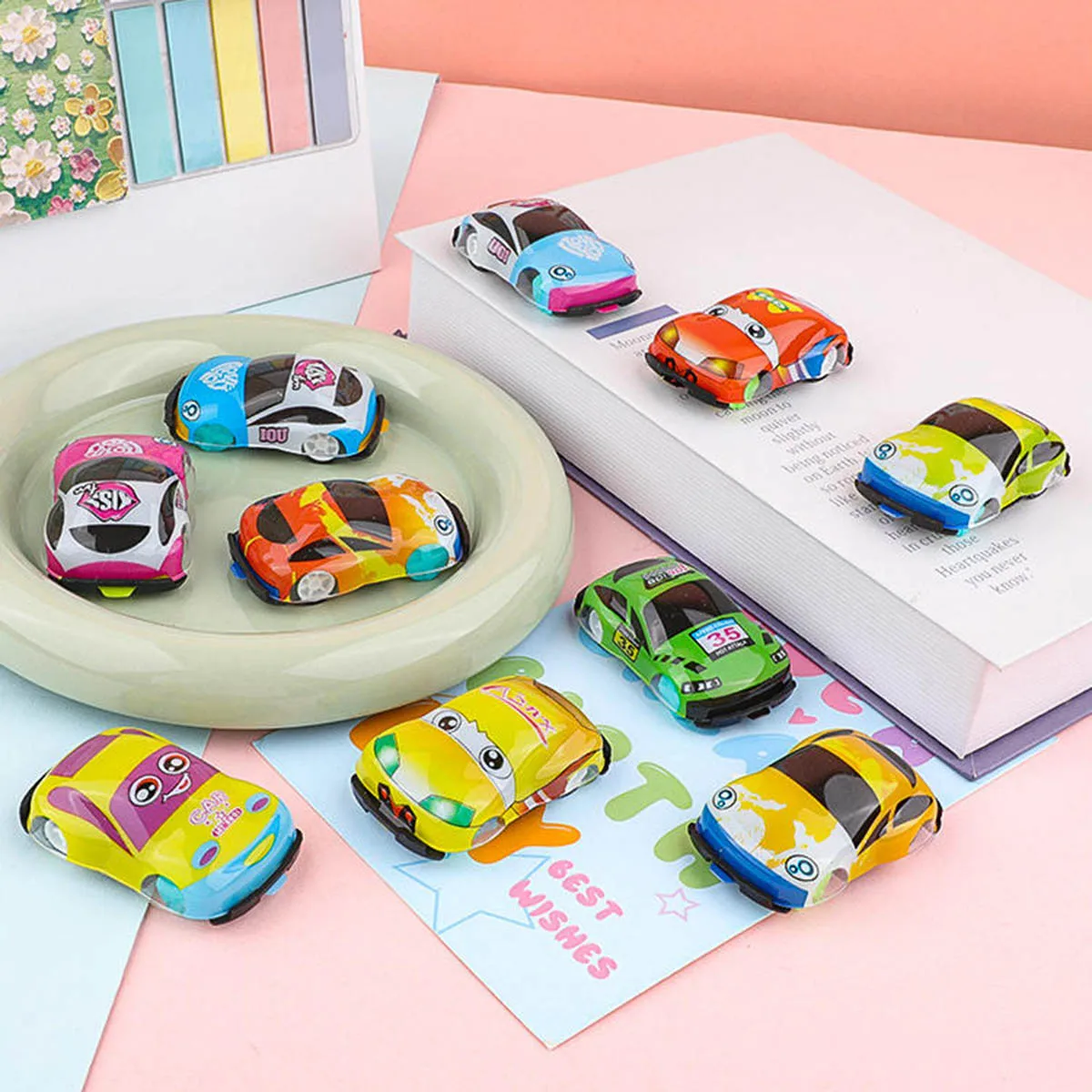 10～20個入り ミニプラスチックカーおもちゃ 可愛い漫画プルバックカー 小型スポーツカーモデル 子供誕生日パーティーギフト ツイストエッグぬいぐるみ