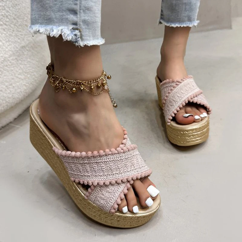 

Элегантные массивные тапочки на платформе, женские шикарные летние шлепанцы без шнуровки с перекрестными ремешками, женские 2026, женские домашние шлепанцы на толстой подошве