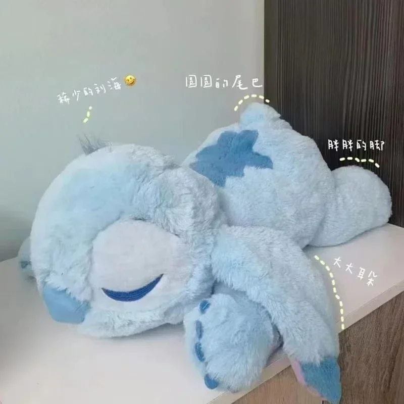 Jouets en peluche Disney Stitch pour filles et enfants, dessin animé mignon, mode douce, oreiller en peluche beurre, décoration de chambre, cadeaux de vacances, CAN o & Stitch