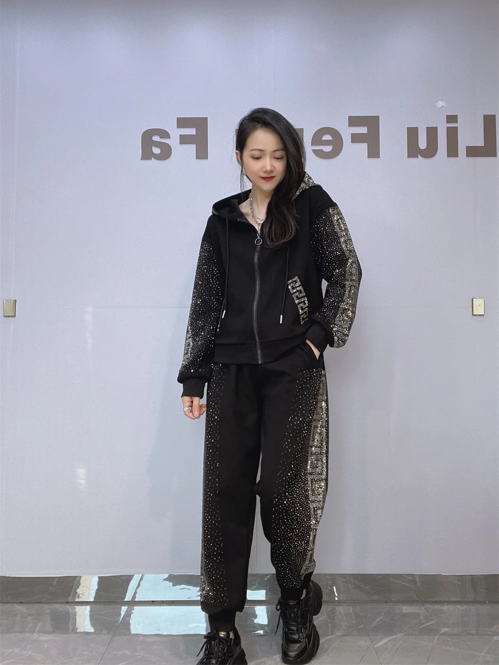 

Комплект из черной куртки с капюшоном и длинных брюк: осенняя коллекция, модный омолаживающий костюм-двойка для женщин, повседневная одежда