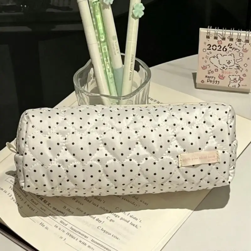 Weiches, gestepptes weißes Polka-Dot-Federmäppchen mit großer Kapazität und niedlichem Design für Schüler zur Aufbewahrung von Schulschreibwaren. – Detail 2