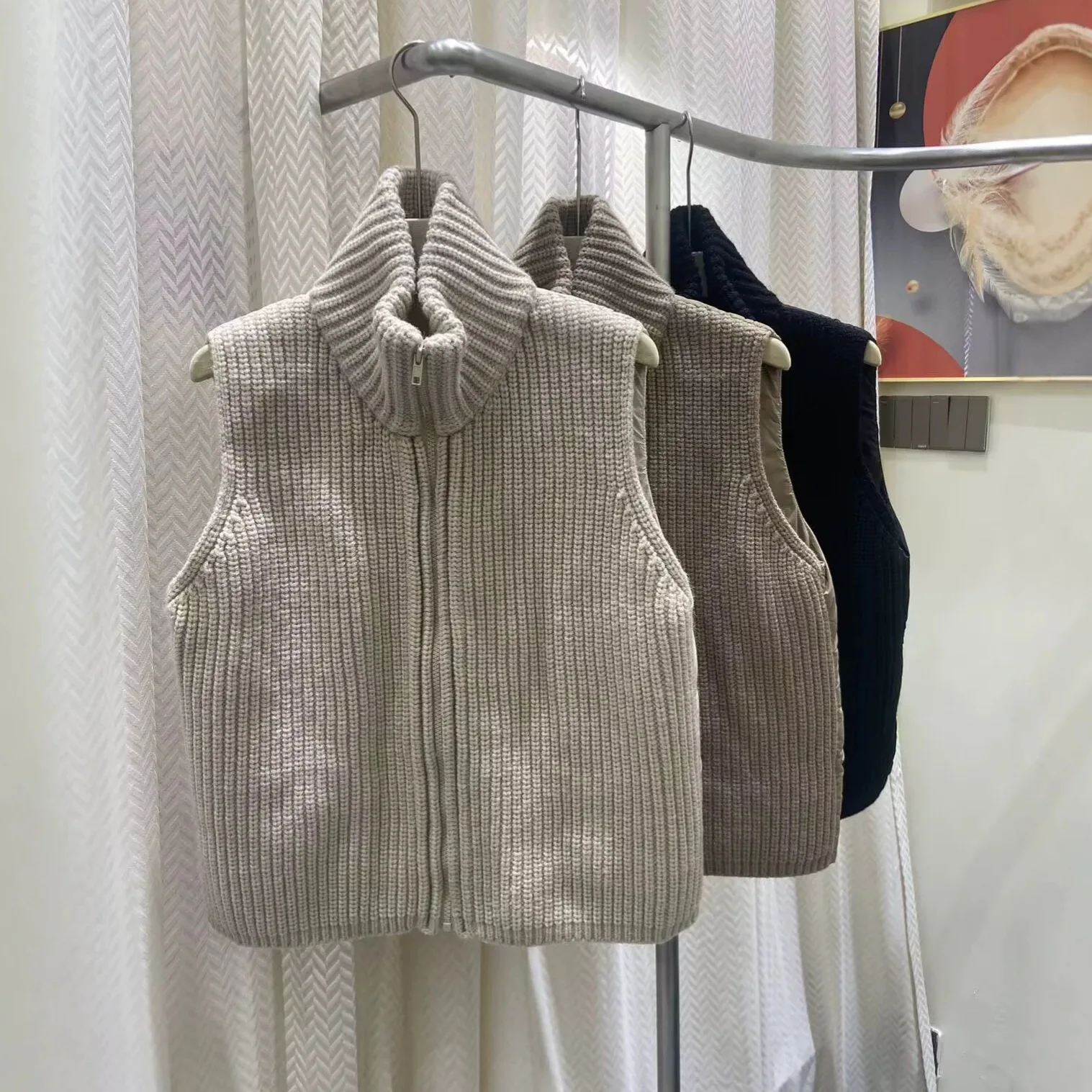 

Stand Collar Autumn Winter Warm Sleeveless Jacket Fashionable Top 2026 New High-Quality Women White Duck Down Sweater Vest