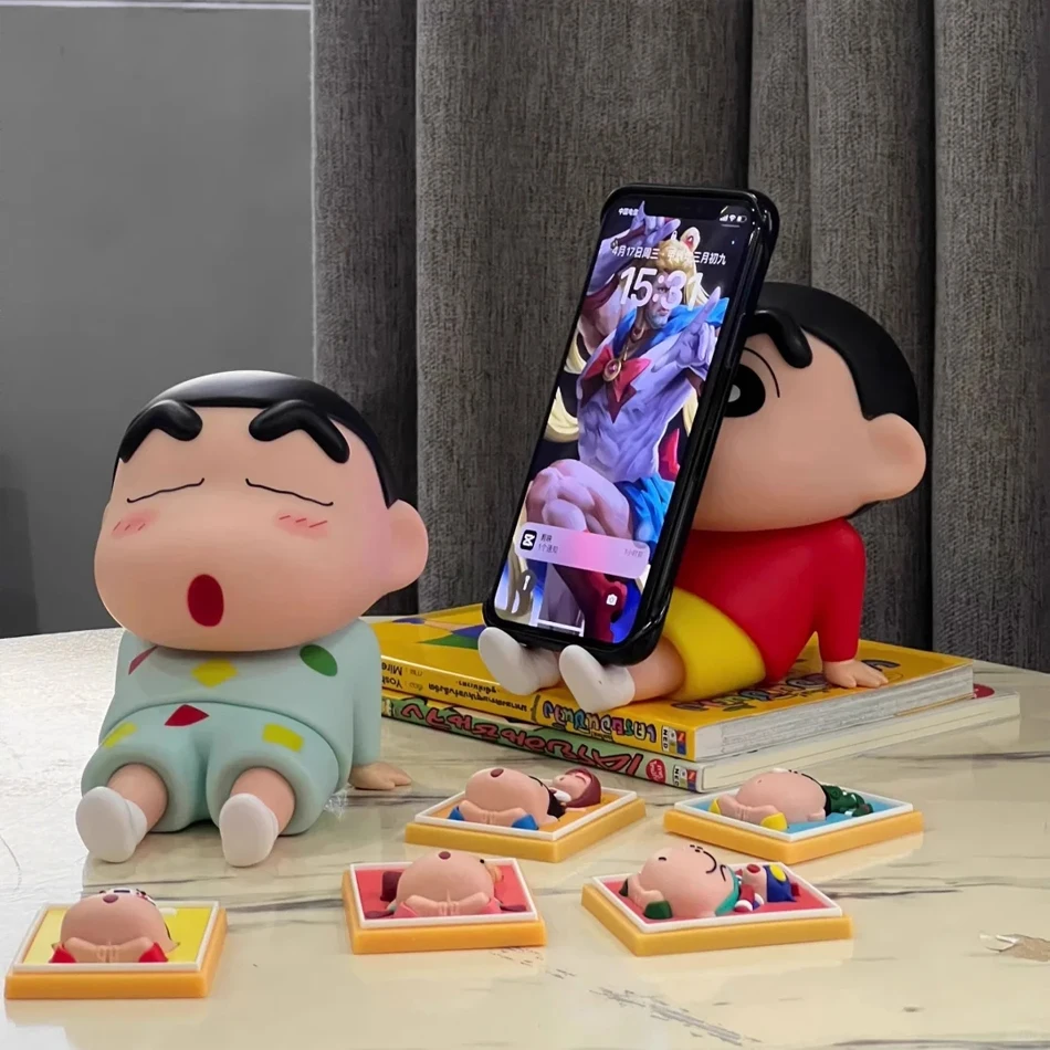 Kawaii تلوين شين تشان Boochan حامل هاتف سطح المكتب أنيمي الحلي مشاهدة التلفزيون الكرتون الهاتف دعم لطيف دمية الفتيات هدية