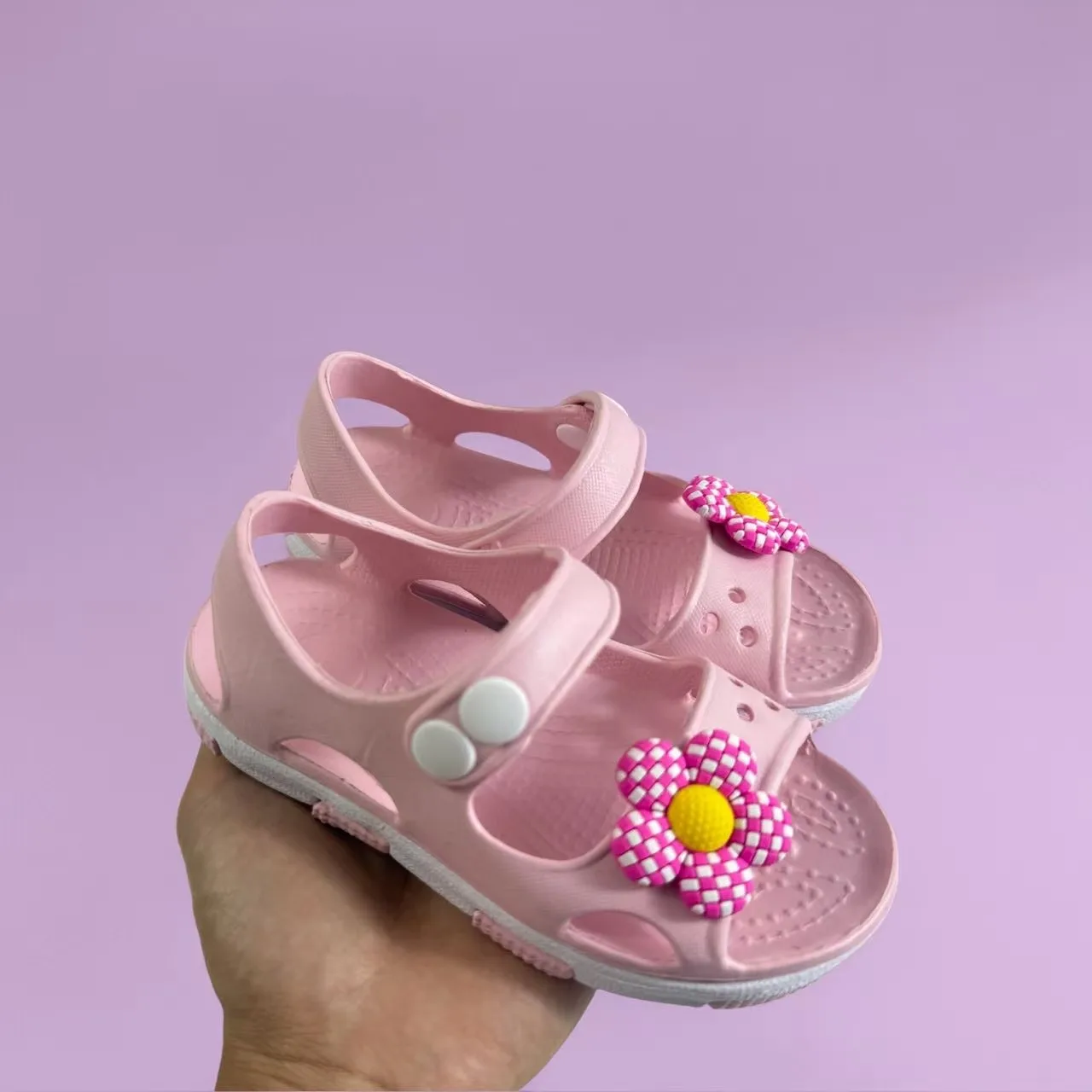 صنادل بناتي لطيفة وعصرية مع مفرغة على شكل زهرة وبطانة مرنة ناعمة