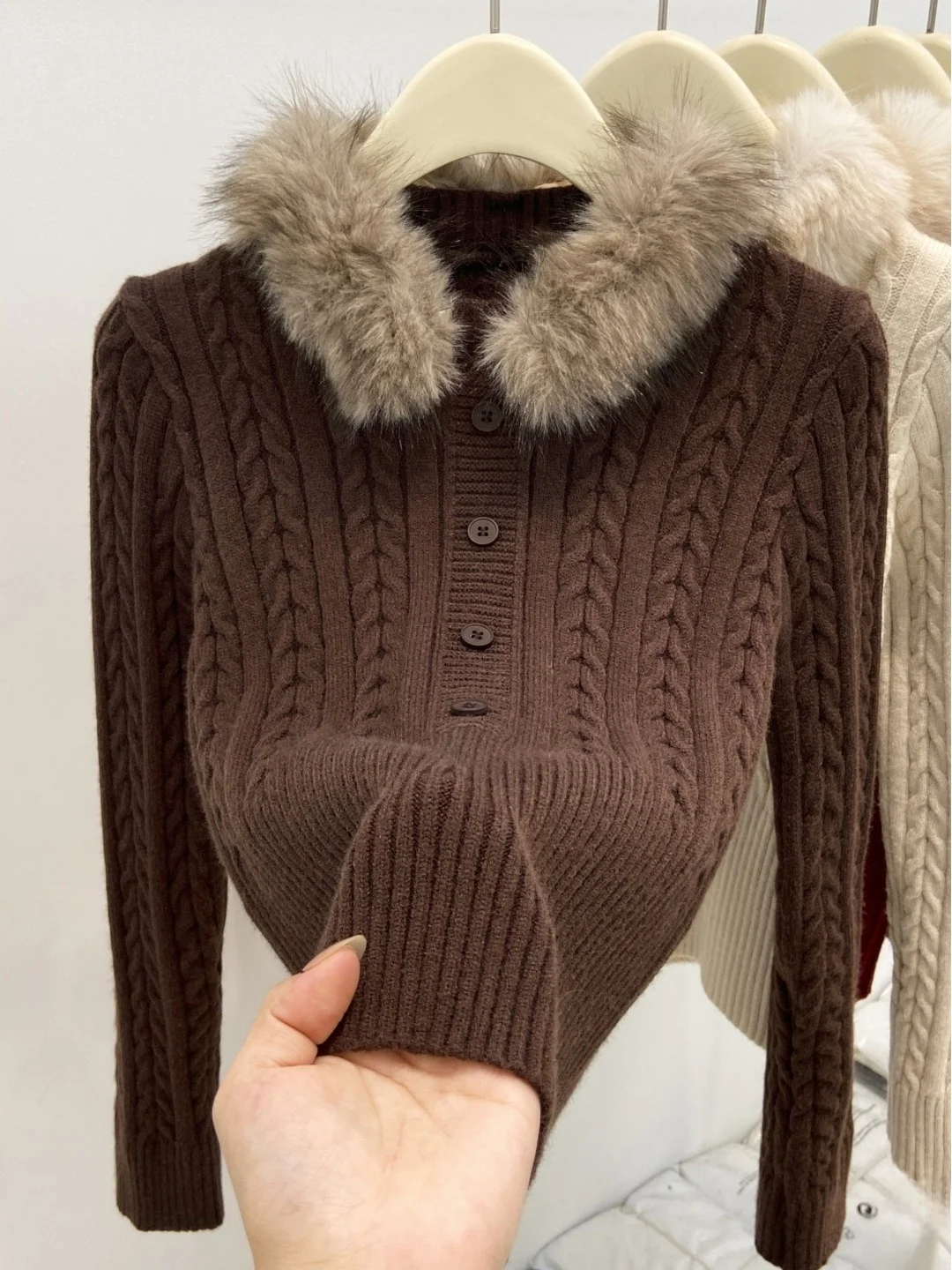 

Элегантный вязаный облегающий свитер для женщин, новый зимний стиль, мягкий воротник с пуговицами, модный тонкий топ