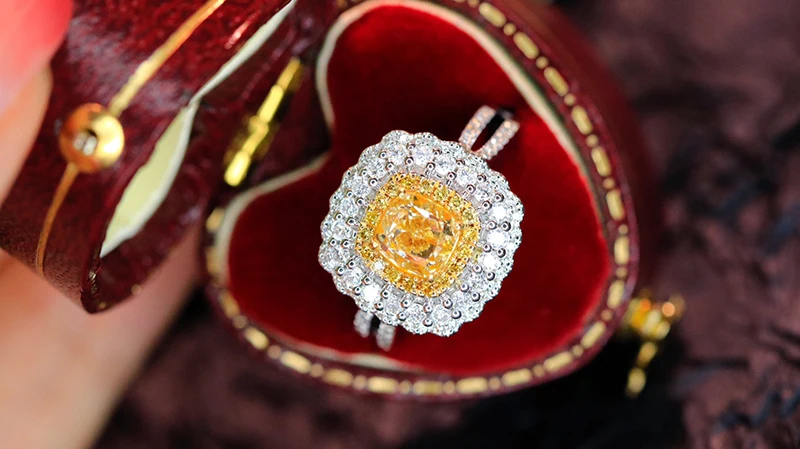 LUOWEND 100% 18K White Gold Rings Luxury Palace Style Real Natural Yellow Diamond Cocktail Ring for Women Senior Banquet