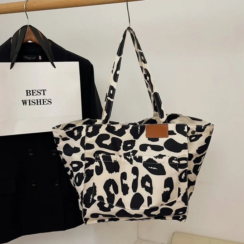 

Elegant High-End Shopper Bag For Women With Messenger Style Large Capacity And Leather Classic Look