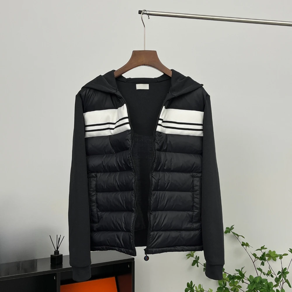 سترة رجالية فاخرة خفيفة الوزن وقصيرة من ريش البط معطف بقلنسوة من العلامة التجارية الشهيرة لفصل الشتاء تحت السترة بحشوة خفيفة الوزن