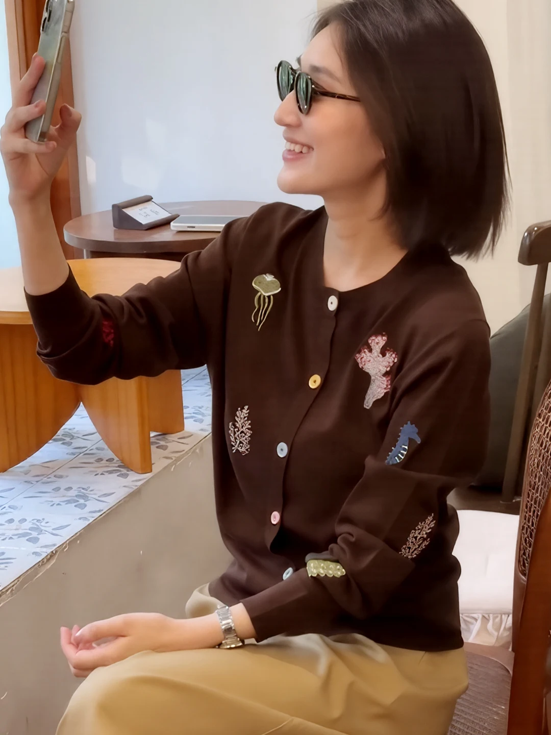 

Retro Korean Sle Long Sve Knitted Cardigan Coffee Color Heavy Embroidery Design Women's Faionable Autumn Winter New Ar...