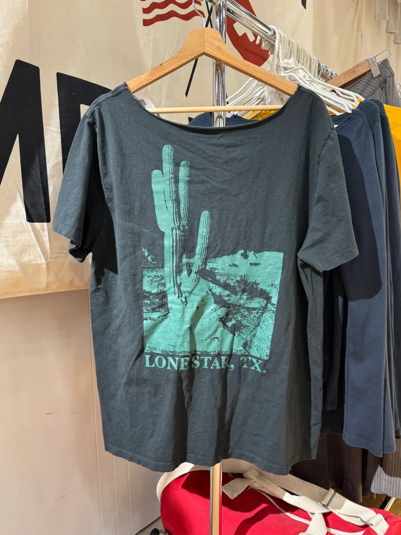 رسالة طباعة أسود فضفاض تي شيرت امرأة الخام هيم مائل الرقبة قصيرة الأكمام تي شيرت الصيف الشارع الشهير خمر ملابس علوية من القطن المتضخم