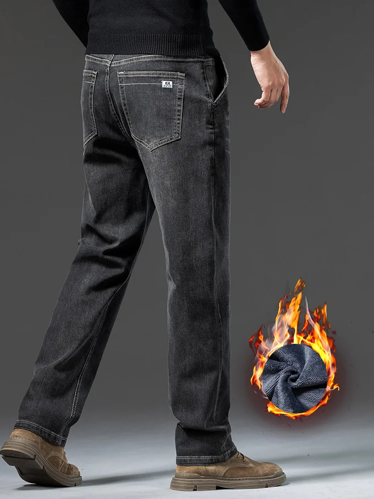 جينز رجالي شتوي ذو لون عميق بقصة ضيقة ومبطن بالصوف الدافئ وفضفاض