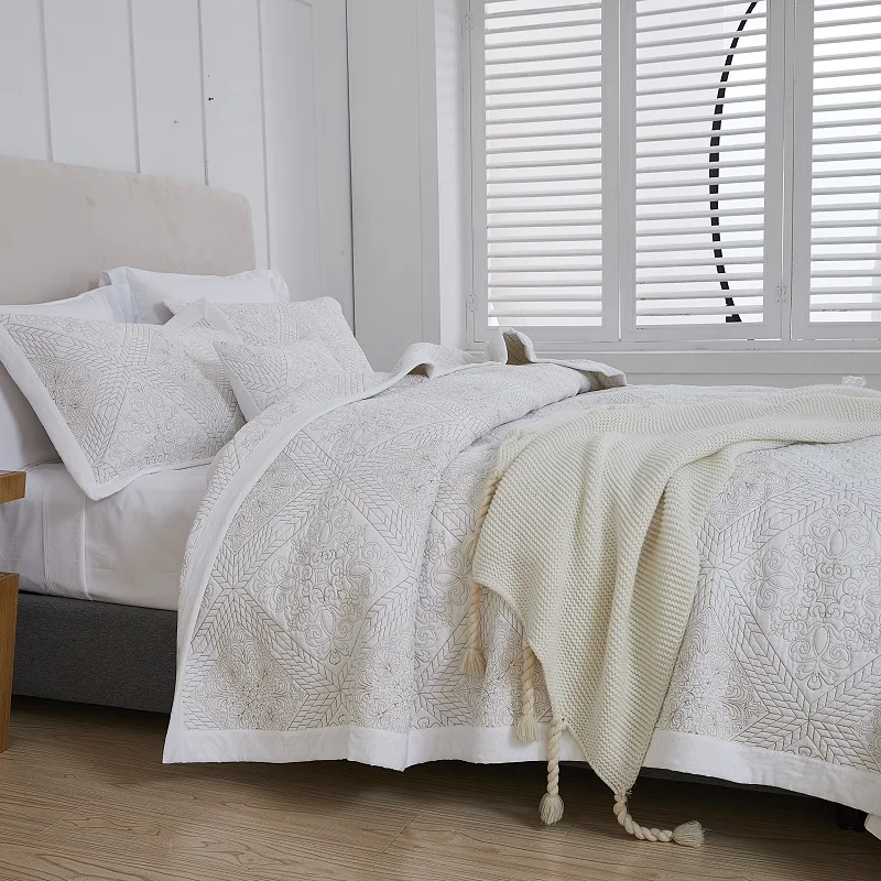 Manufacturer European Style Bed Linen 100% Microfiber Embroidery Plain Bedspread