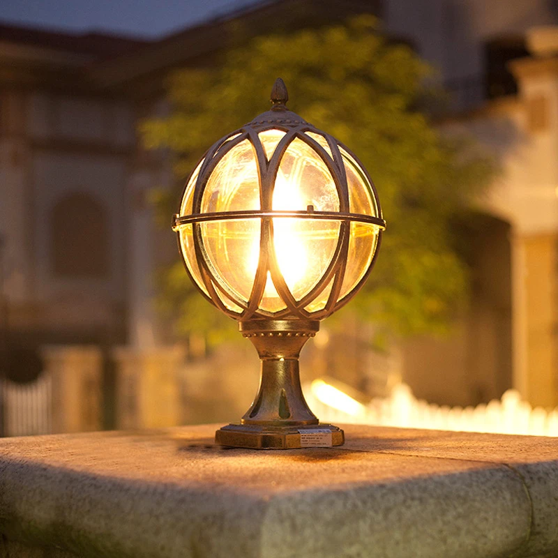 عمود إضاءة خارجي على شكل عمود مصباح فانوس الشارع مع غطاء زجاجي كروي لأضواء خارجية لمسار فناء الحديقة