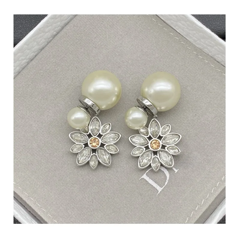 

Женские серьги-гвоздики Daisy Pearl: Изысканные, легкие, роскошные, от Seiko