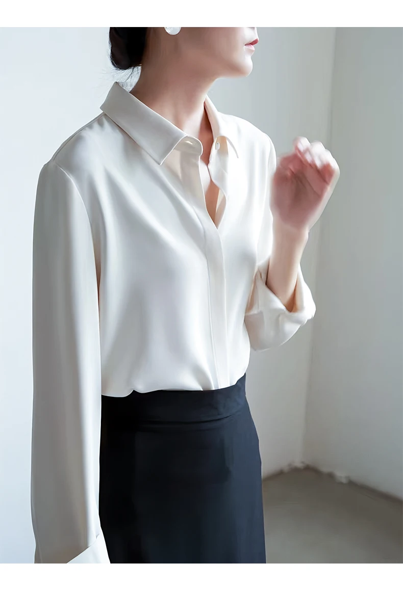 بلوزة نسائية فضفاضة بيضاء أنيقة من الساتان 2025 جديد لربيع وخريف بأكمام طويلة واحدة الصدر قمصان مكتب كورية غير رسمية للسيدات