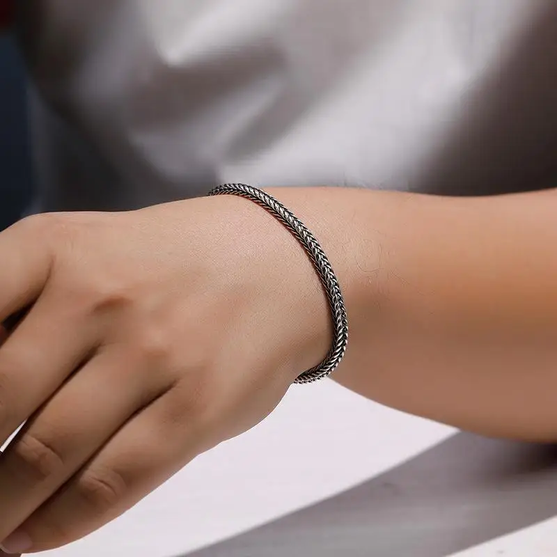 Retro-Armbandkette aus Edelstahl, modischer Unisex-Schmuck, wasserdicht, ideal für Verlobungsfeiern, Weihnachtsgeschenke für Freunde und Familie. – Detail 4
