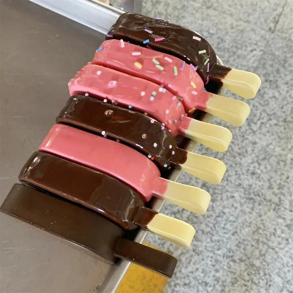 Modelo de postre de simulación de paletas de helado falso, exhibición de chocolate artificial y fresa hecha a mano para fotografía