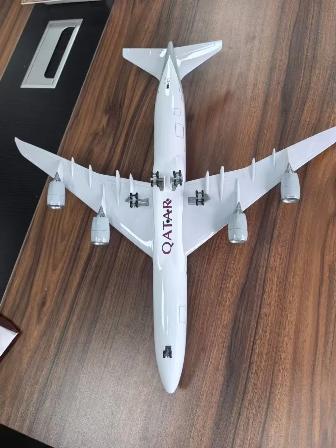 B747 نموذج طائرة 1:130 مقياس الطائرات قطر دييكاست الراتنج مجموعة الطائرات مع أضواء LED عرض ديكور المنزل