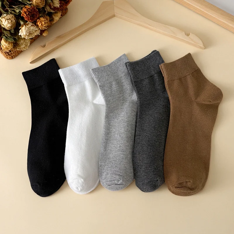 

1/3/5 Pairs Men's Breathable Cotton Crew Socks Moisture Wicking Solid Color Retro Casual Sport Mid-Calf Socks Coffee White Black