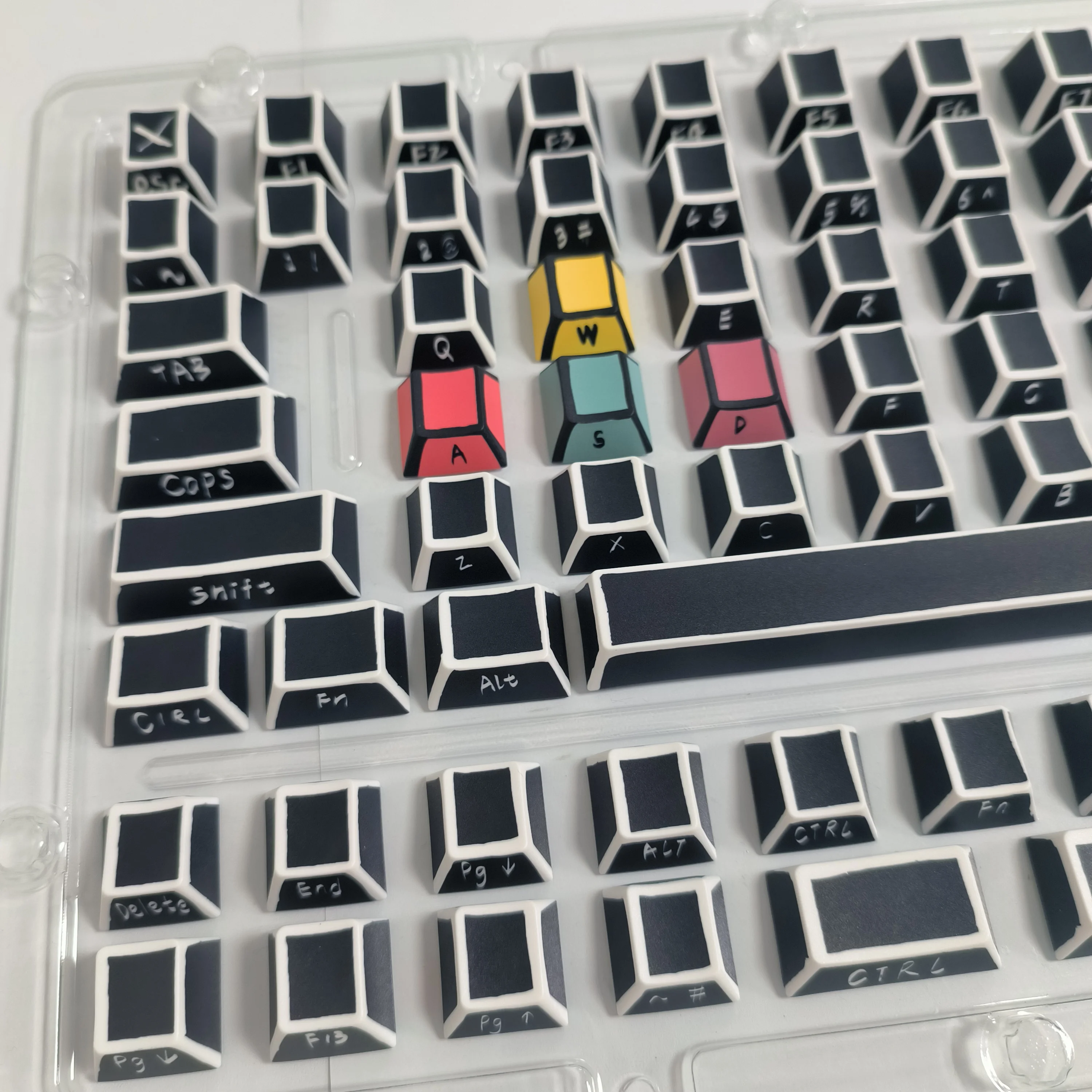 

Comic style minimalist black and white color block keycaps Original PBT sublimation personalized keycaps Adapted to mechanical k