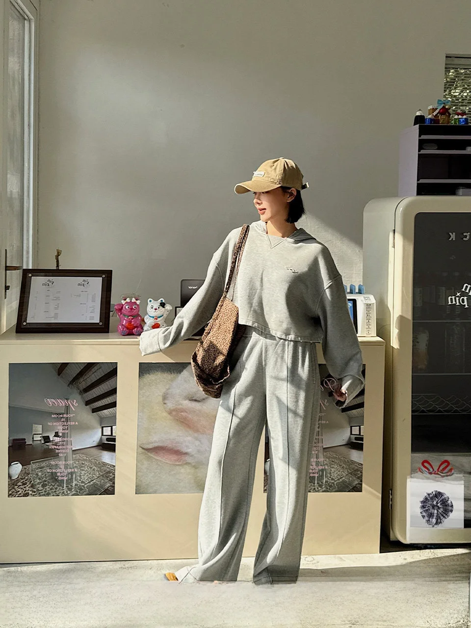 

Худи и спортивные брюки с принтом, удобные, свободного кроя, с длинными рукавами, повседневные, женские, в уличном стиле, весенние, цветные.