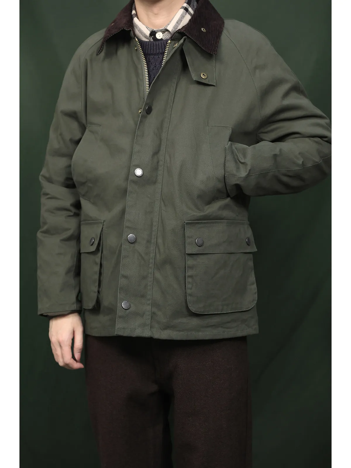 

Охотничья куртка в винтажном стиле с рукавами реглан, вельветовым воротником, шерстяной подкладкой, средней длины, приталенного кроя