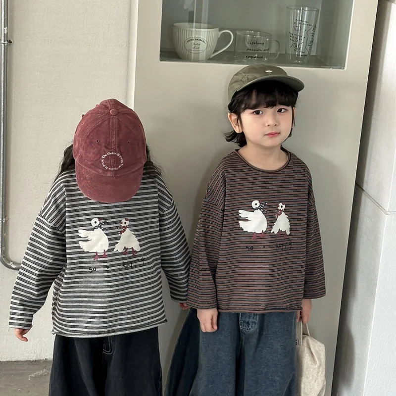 

Детская футболка с длинным рукавом и круглым вырезом в полоску для девочек и мальчиков 1-8 лет, новая весенняя коллекция 2026, свободный крой, с мультяшным принтом, топ-майка