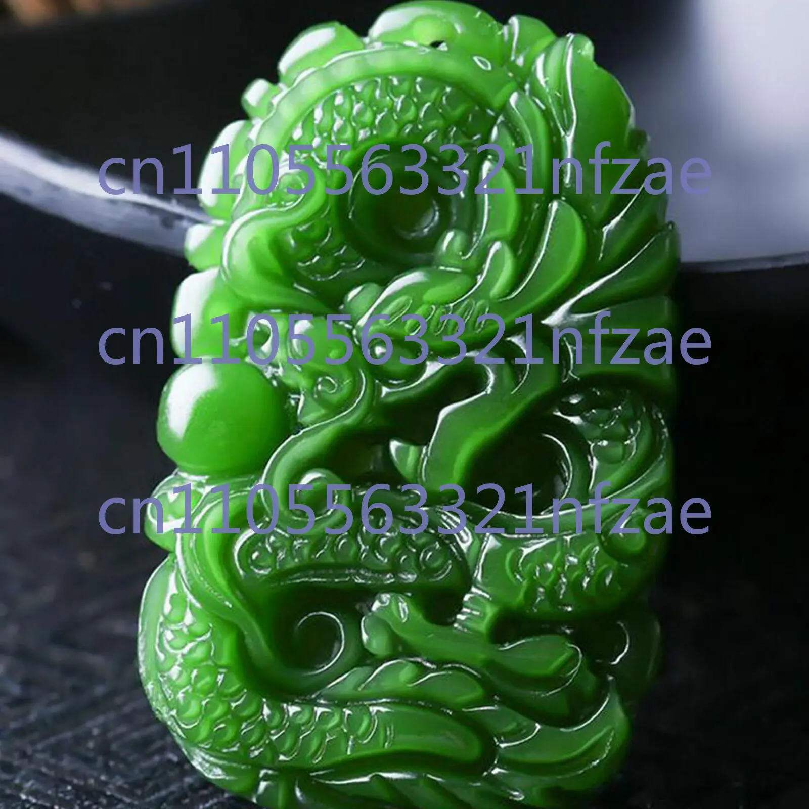 Naturalny zielony jadeitowy wisiorek w kształcie smoka, ręcznie rzeźbiony amulet na szczęście.