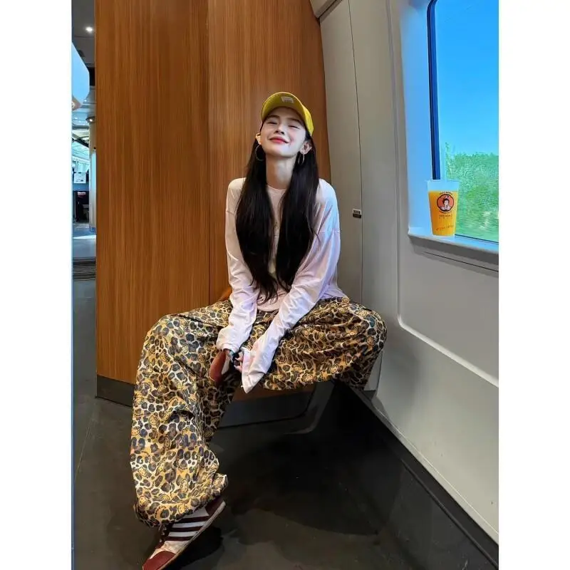 

Kawaii аниме модные повседневные брюки 2025 новые американские брюки персонализированный уличный стиль Sanrio Hello Kitty с широкими штанинами в стиле ретро с леопардовым узором