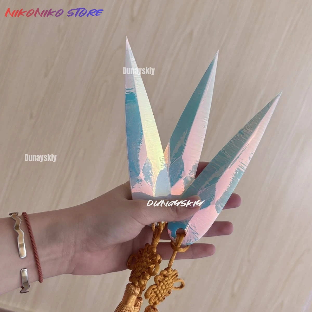 2025 كارتون شيطان هنتر من KPop Zoey تأثيري دارت بوميرانج الأسلحة زي الدعائم الأسلحة النساء الكبار الفتيات هالوين اكسسوارات