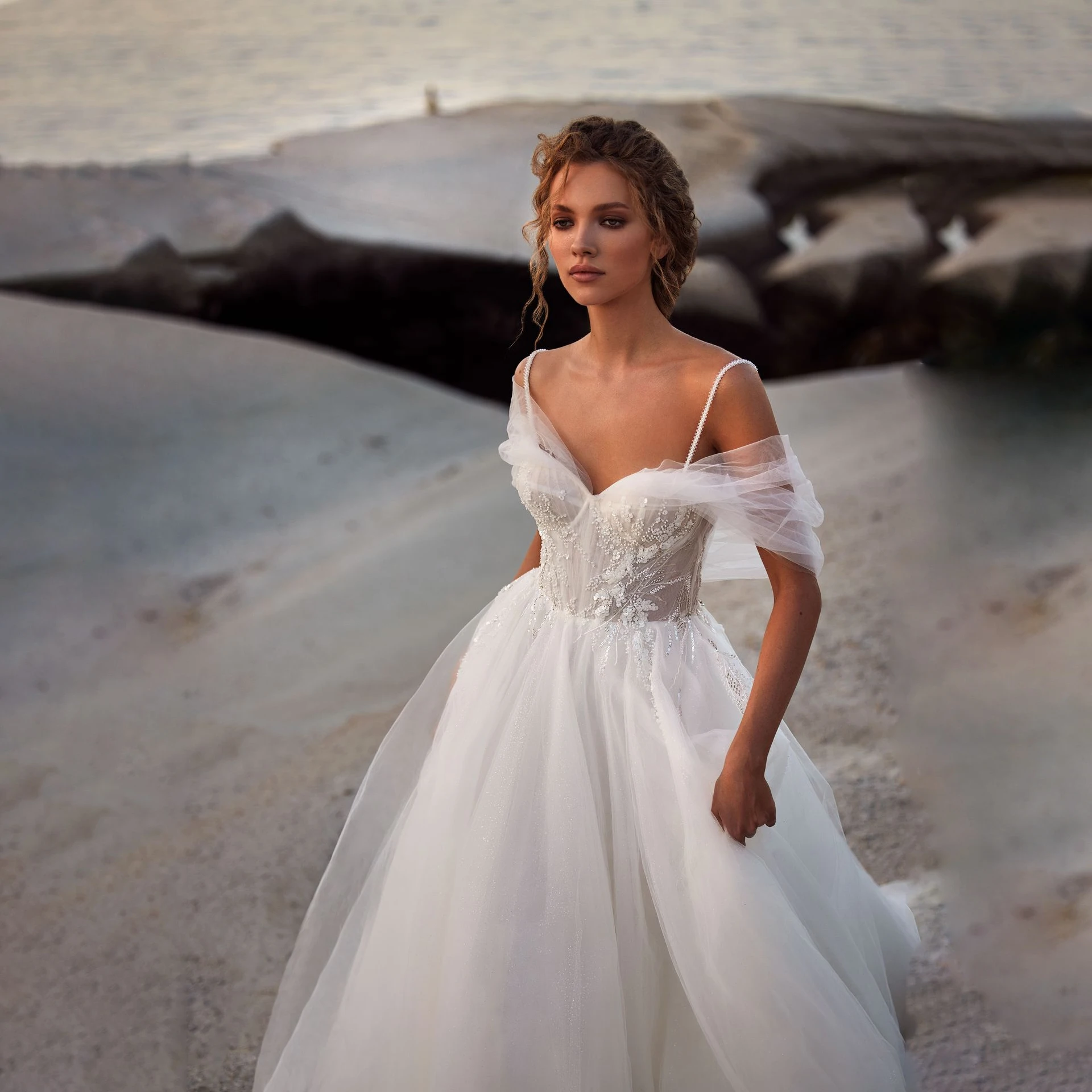 Sweetheart Brautkleid mit Spaghettiträgern, schulterfrei, Spitze, glitzernder Tüllschleppe, rückenfrei, Strandhochzeitskleid, maßgeschneidertes Vestido De Novia