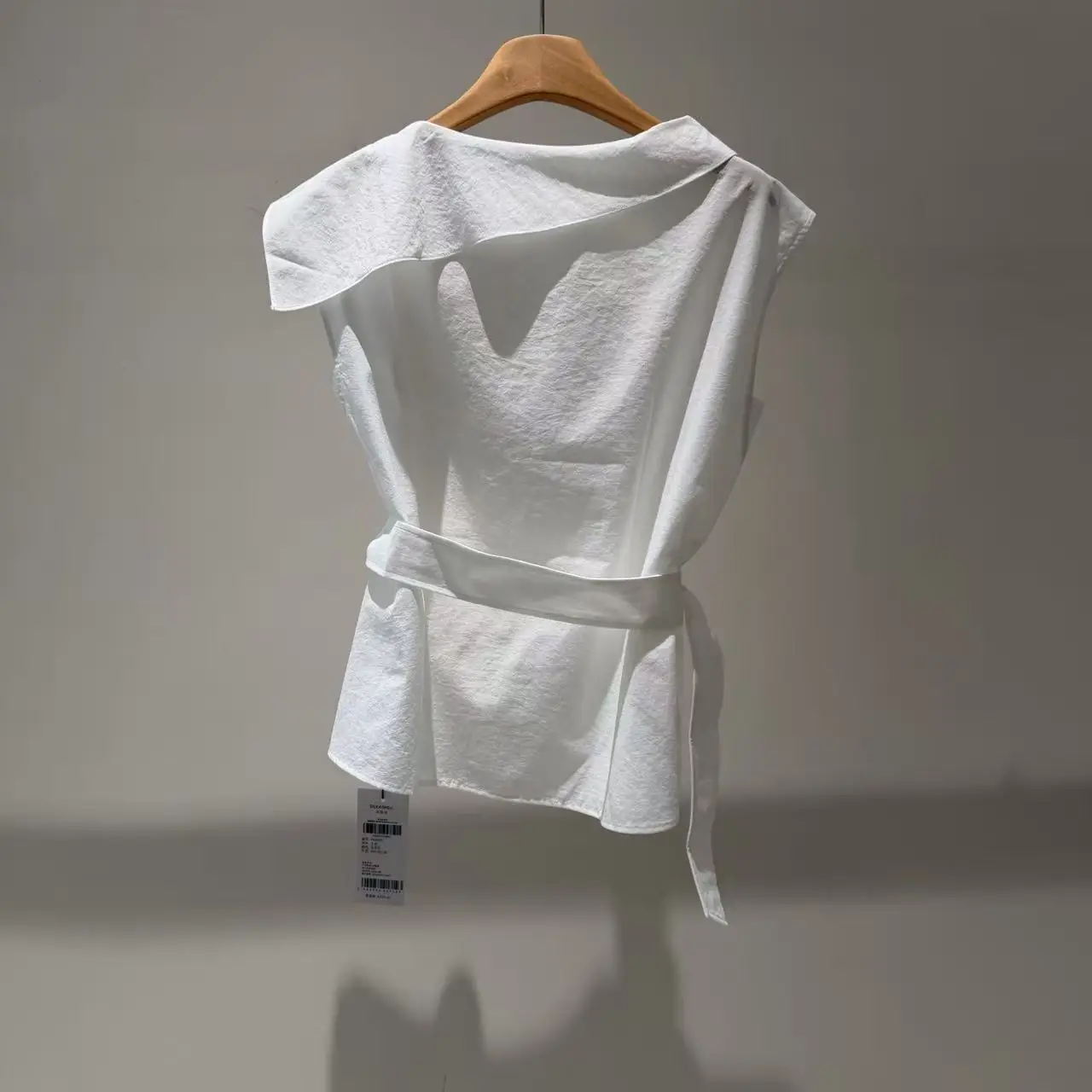 Maxdutti White Sleeveless Blouse With Waist Belt, Exuding High-end Charm And A Peplum Top T-shirt Woman Clothes Female Clothing