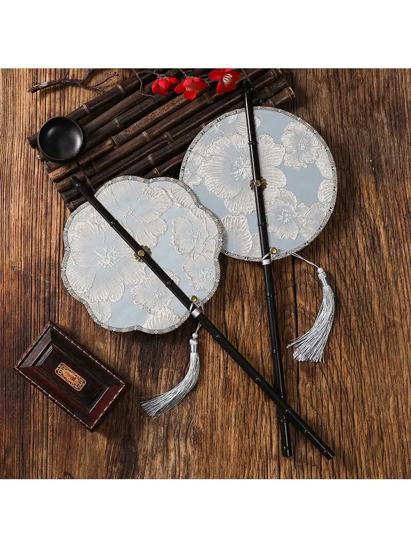 

Классический веер с длинной ручкой и кисточкой, веер для талии с цветочным рельефом в старинном стиле, для выступлений, китайский веер Ханьфу, круглый веер