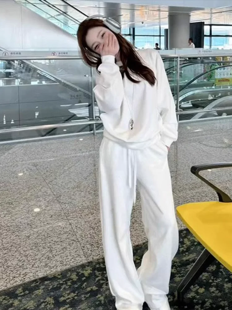 

Fashionable Sporty Set Lazy Style White Hoodie Wide Leg Pants Two Piece Women's Outfit Straight Cut Loose Fit Autumn Collection
