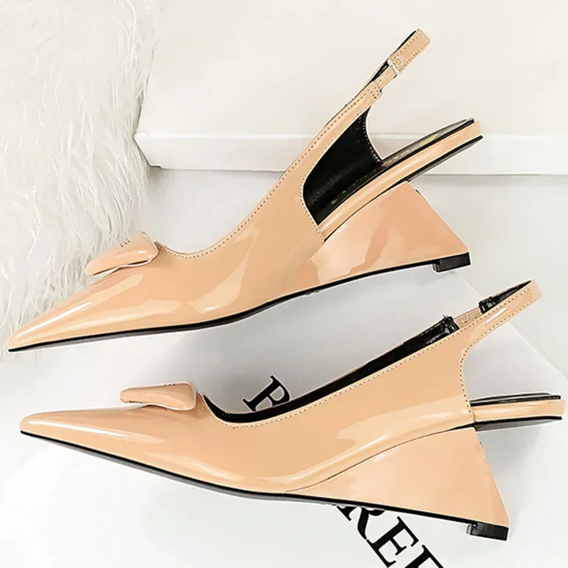 Moda damska 6,5 cm Wysokie obcasy Skóra lakierowana Slingback Party Pumps Lady Outside Designer Shoes Nude Pink Wedges Strange Heels