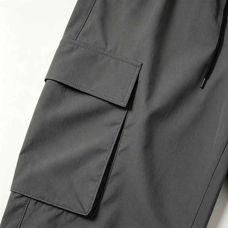 Herren Sommer Cargo Caprihose mit Reißverschlusstaschen, regulärer Passform, elastischem Bund, Kordelzug am Saum, für Freizeit, Outdoor, Wandern, Reisen und Alltag. – Detail 10