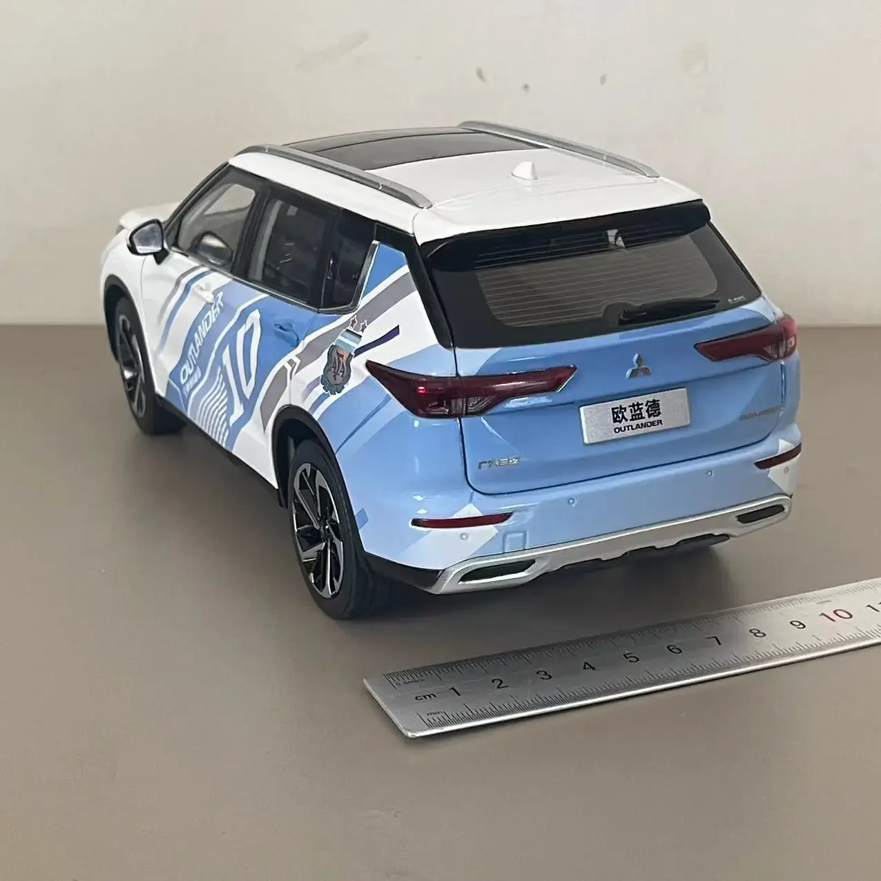 Minor paint defects 1:18 Mitsubishi OUTLANDER Argentina