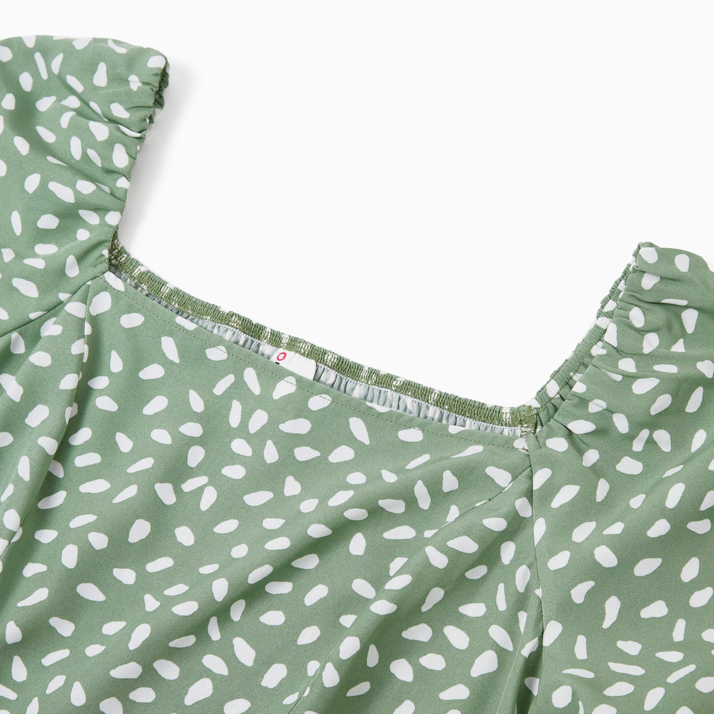 

PatPat Mommy and Me Зеленые платья в горошек Платье с запахом и пышными рукавами для мамы, девочки и ребенка, одинаковый комплект для всей семьи с рюшами по подолу