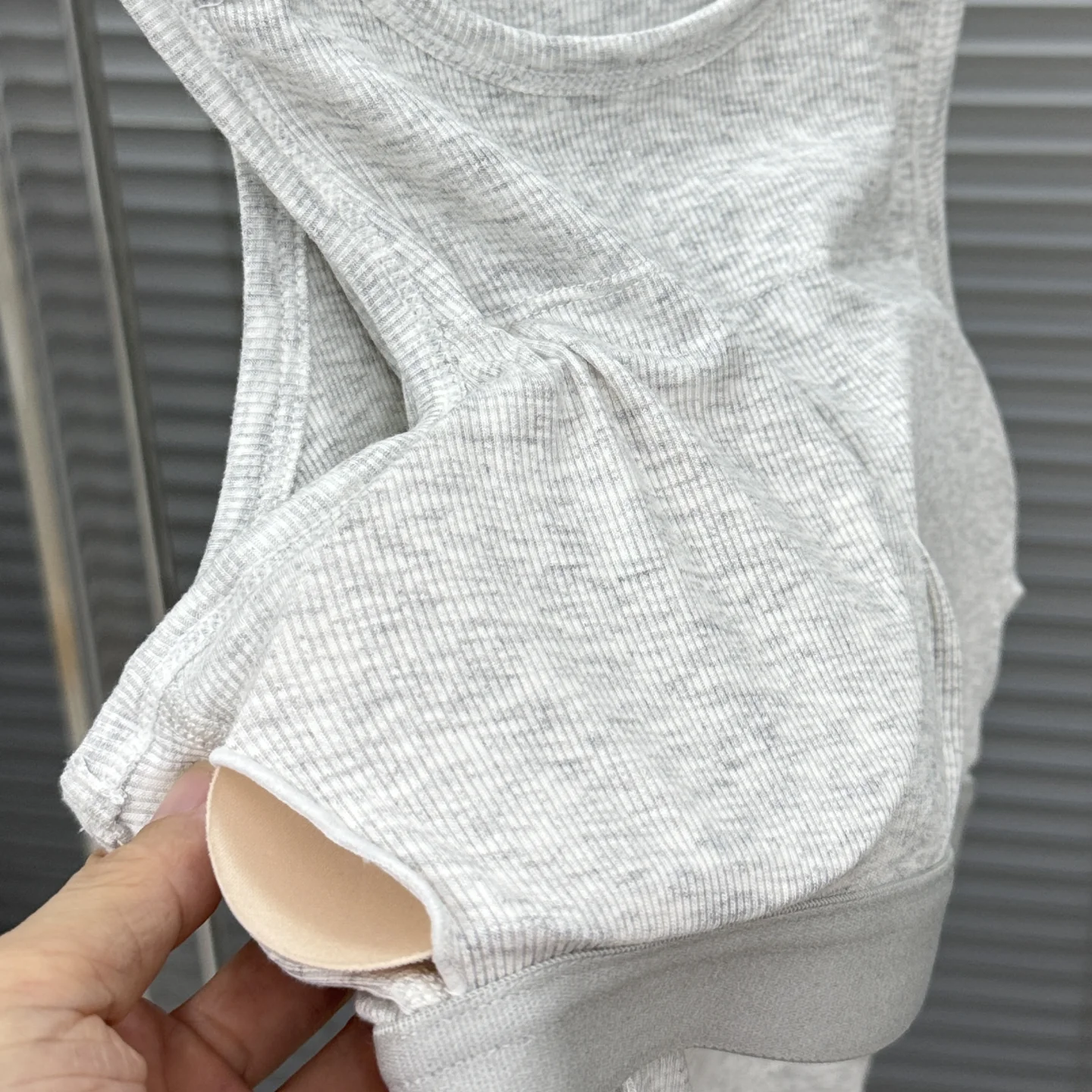 レディース スポーツ ヨガ トップ スリム フィット ベスト 内蔵パッド入り アウトドア スリーブ ラウンドネック Y字型肩紐 ベース インナー ウェア