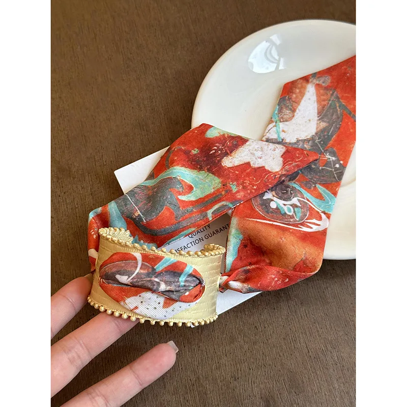 Рисунок 6 - Красочный шелковый шарф во французском стиле ретро