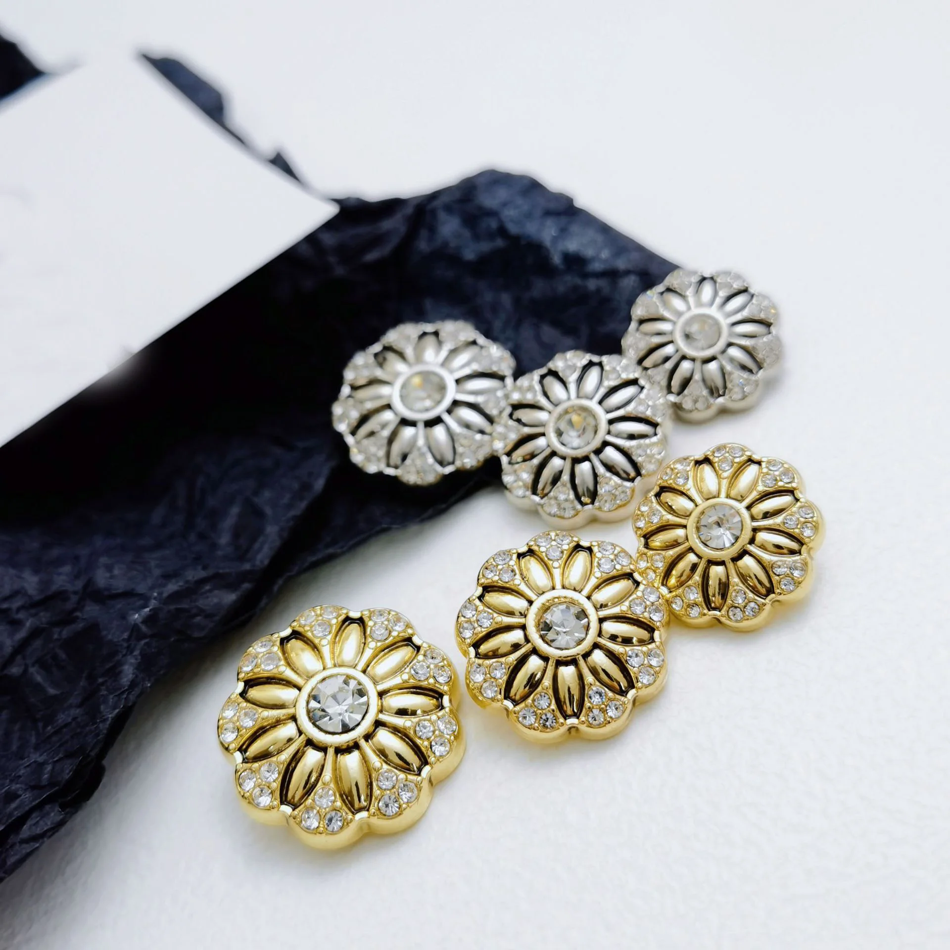 

10 шт./лот, 18-23 мм, ретро, золото, серебро, ромашка, металлические инкрустированные бриллиантами пуговицы, женское кашемировое пальто, пиджак, пуговицы N597